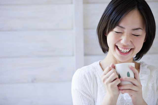コーヒーカップを持った日本人女性